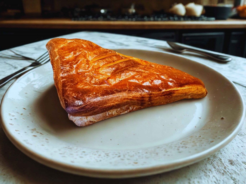 Drożdżówka francuska z nadzieniem wiśniowym